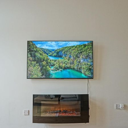 Soak Up The Light At A Soothing, Stylish Apartment In Swansea Marina 外观 照片