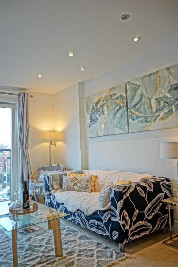 Soak Up The Light At A Soothing, Stylish Apartment In Swansea Marina 外观 照片