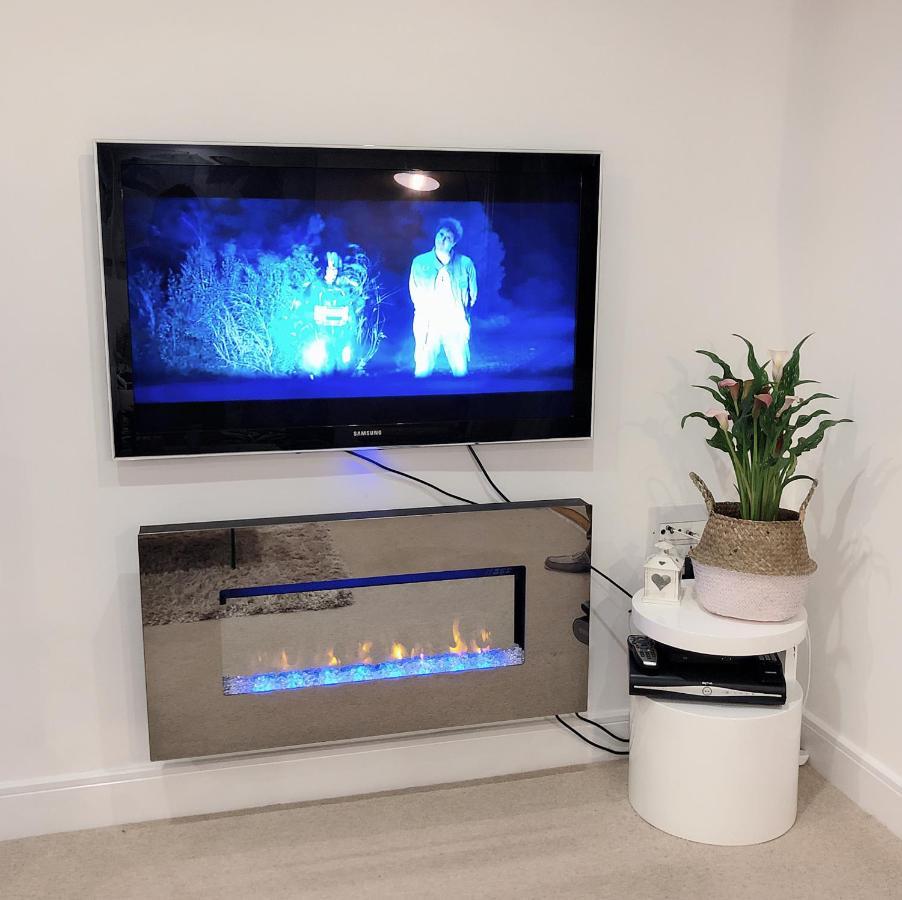 Soak Up The Light At A Soothing, Stylish Apartment In Swansea Marina 外观 照片