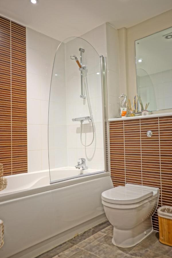 Soak Up The Light At A Soothing, Stylish Apartment In Swansea Marina 外观 照片
