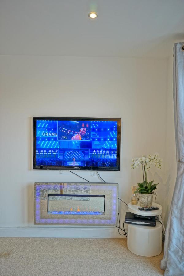 Soak Up The Light At A Soothing, Stylish Apartment In Swansea Marina 外观 照片