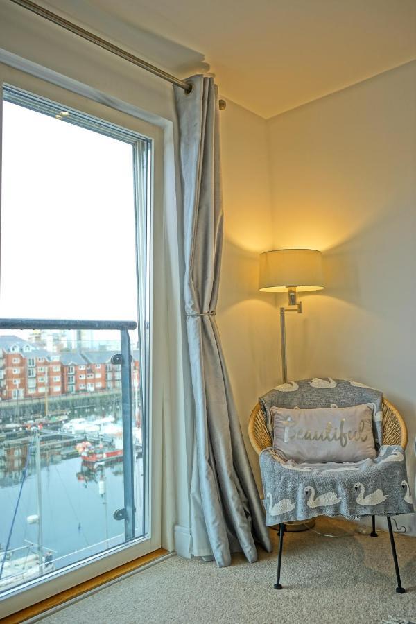 Soak Up The Light At A Soothing, Stylish Apartment In Swansea Marina 外观 照片