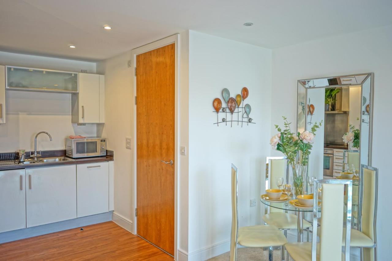 Soak Up The Light At A Soothing, Stylish Apartment In Swansea Marina 外观 照片