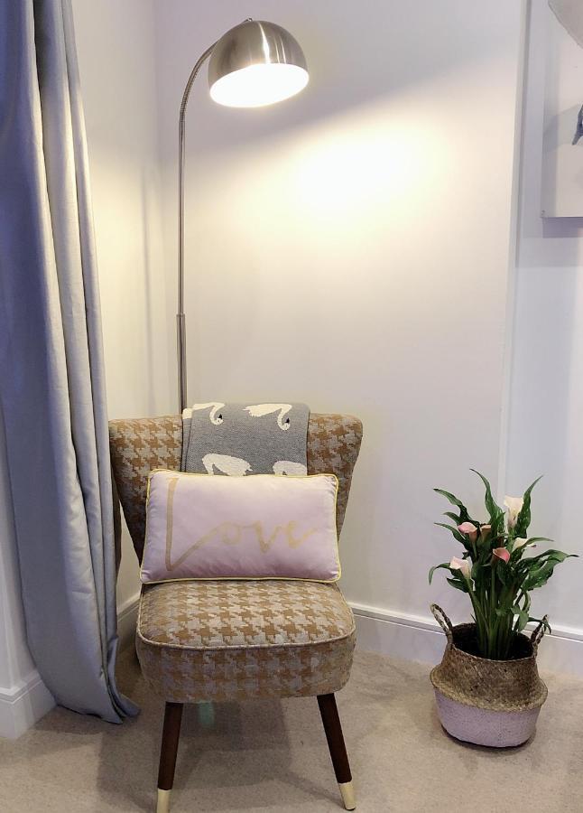 Soak Up The Light At A Soothing, Stylish Apartment In Swansea Marina 外观 照片