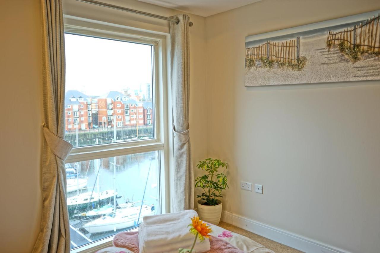 Soak Up The Light At A Soothing, Stylish Apartment In Swansea Marina 外观 照片