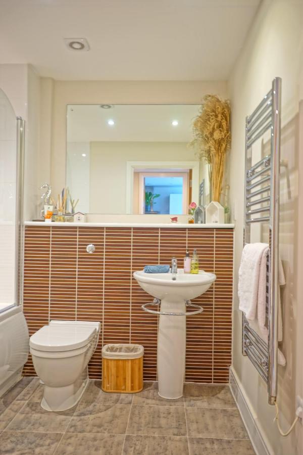 Soak Up The Light At A Soothing, Stylish Apartment In Swansea Marina 外观 照片