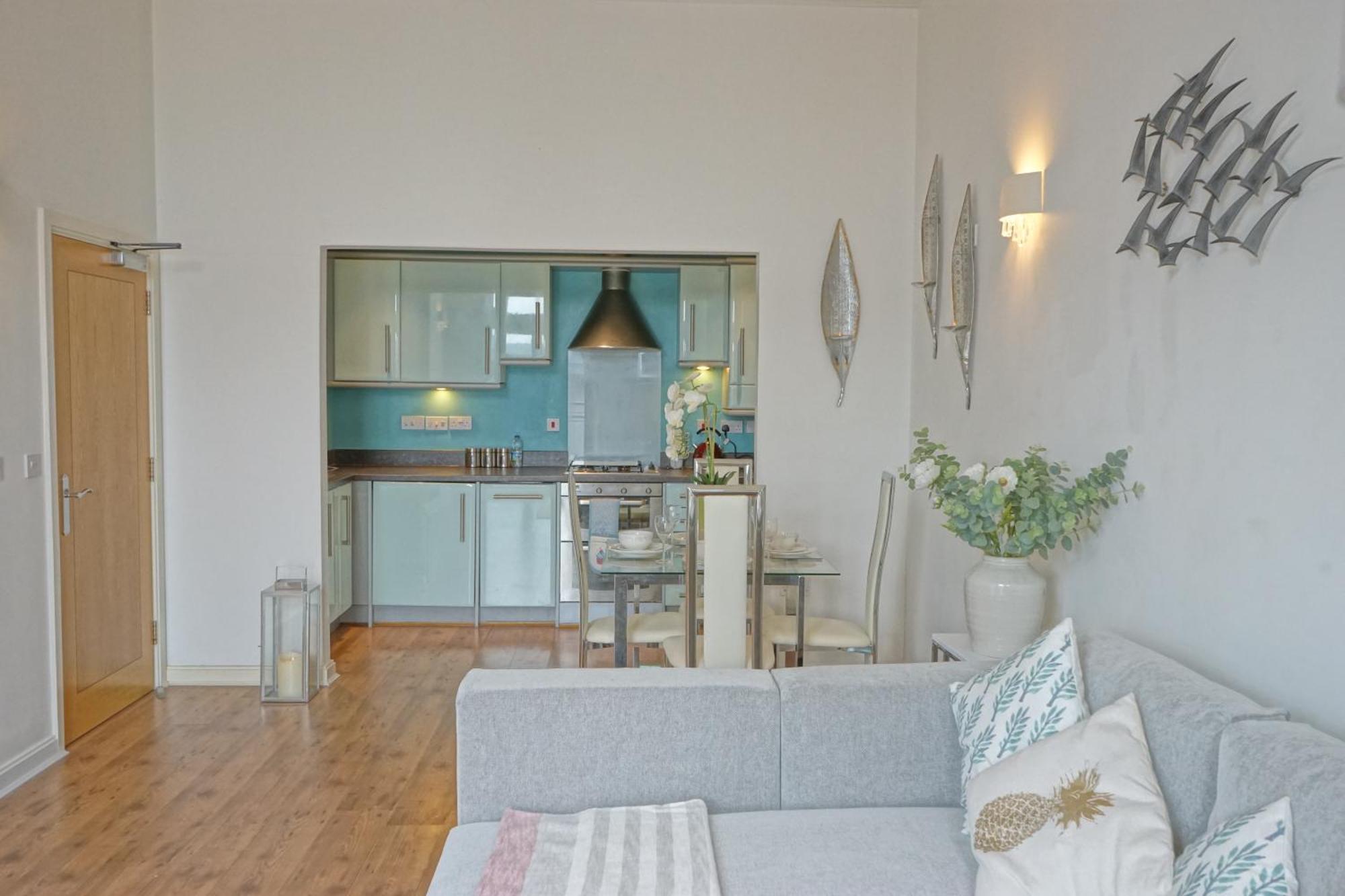 Soak Up The Light At A Soothing, Stylish Apartment In Swansea Marina 外观 照片
