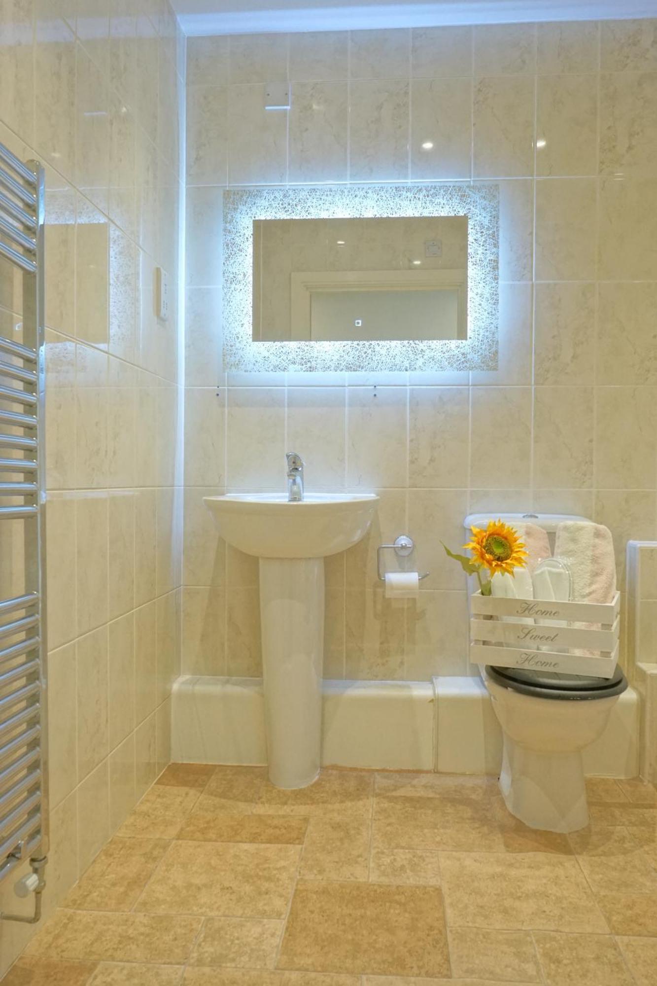 Soak Up The Light At A Soothing, Stylish Apartment In Swansea Marina 外观 照片