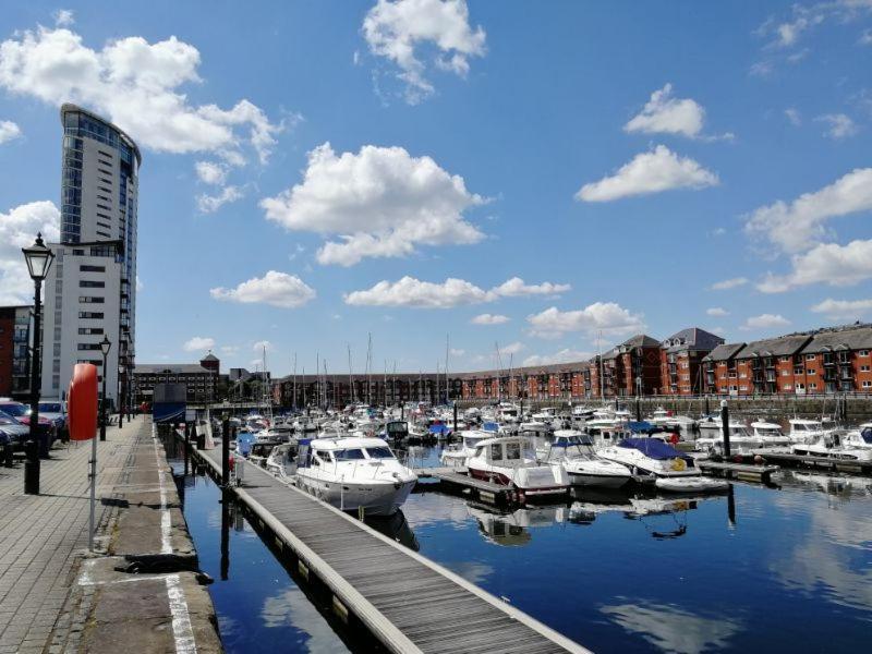 Soak Up The Light At A Soothing, Stylish Apartment In Swansea Marina 外观 照片