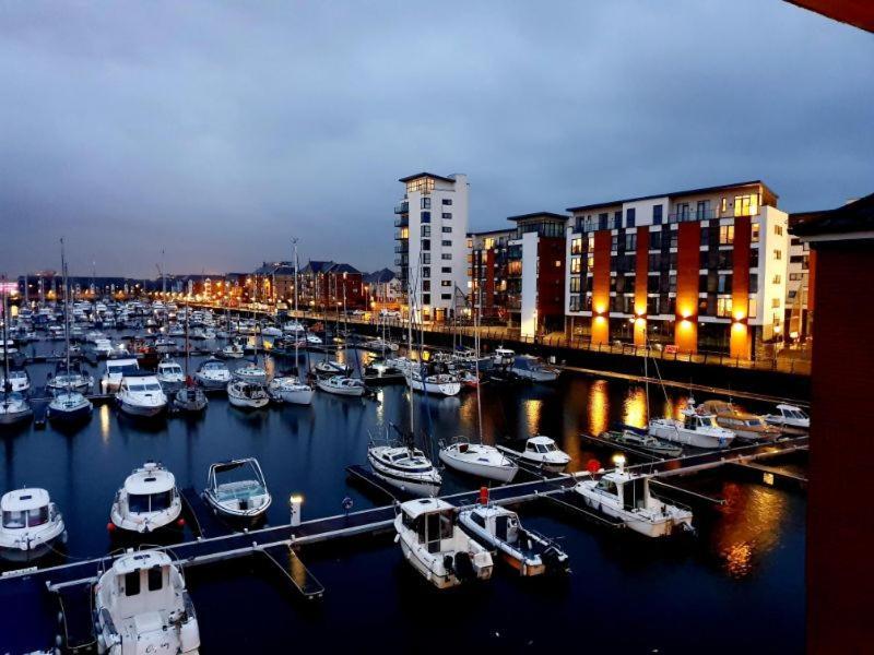 Soak Up The Light At A Soothing, Stylish Apartment In Swansea Marina 外观 照片