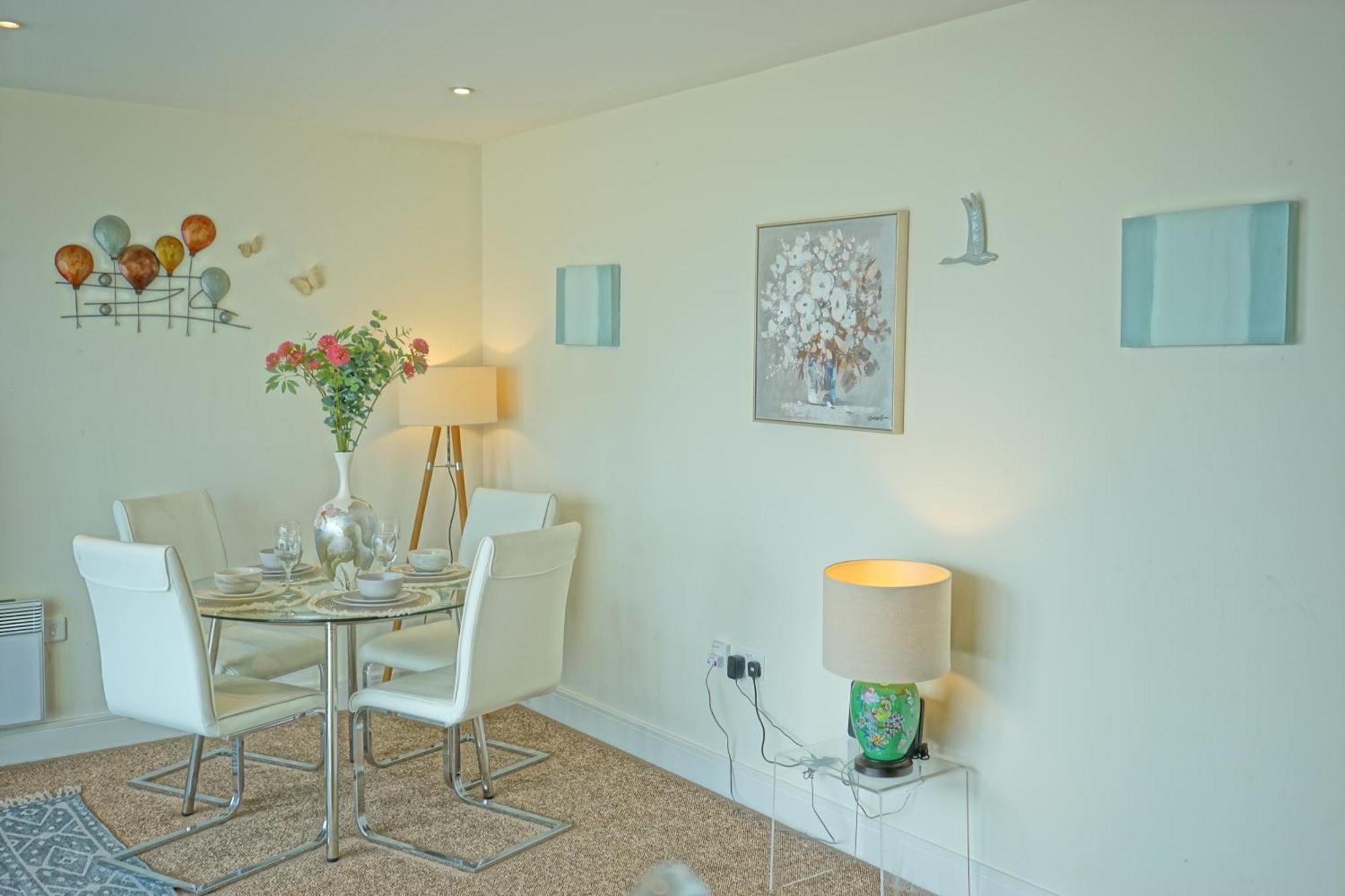 Soak Up The Light At A Soothing, Stylish Apartment In Swansea Marina 客房 照片